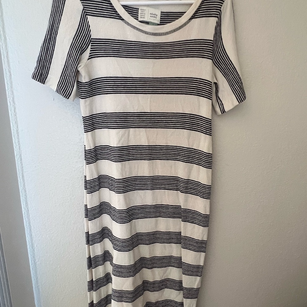 Anthropologie Gray and White Sheath Dress Short Sleeve Crew Neck